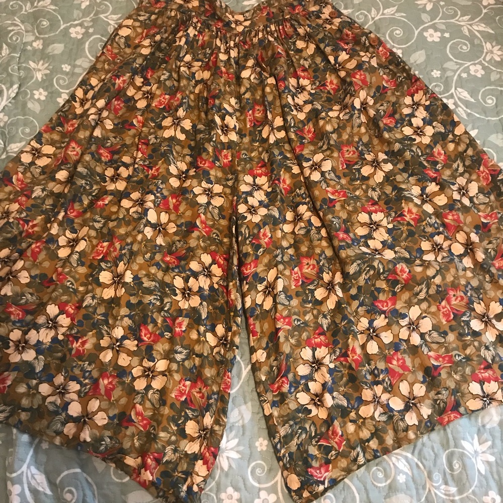 VINTAGE 1970’s  Flower Pattern Culottes 28” Waist